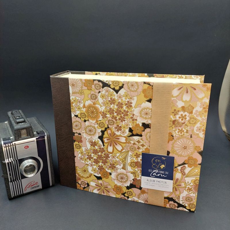 Album photos 100 pages recouvert d'un papier japonais fleuri d'esprit vintage, dans les tons beige, or et marron