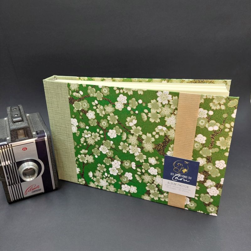 Album photos pouvant accueillir 40 photos, recouvert de papier japonais dans les tons vert et or.