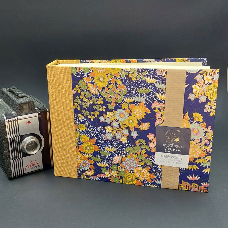 Album photos pouvant accueillir 60 photos recourvert d'un papier japonais fleuri.
