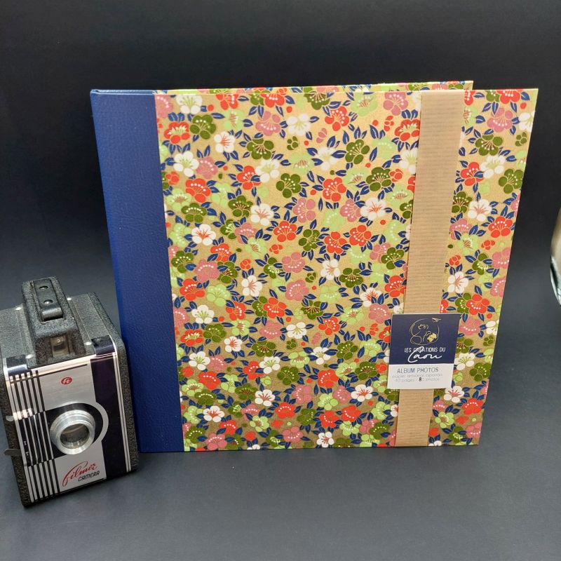 Album photos pouvant accueillir 80 photos recouvert un papier japonais fleuri sur fond or.