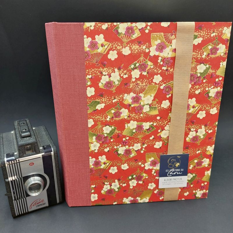 Album photos pouvant accueillir 120 photos recouvert de papier japonais au motif d'éventails de couleurs rouge, dorés et bordeaux
