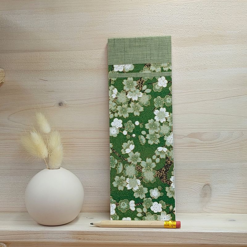 Bloc à listes, feuillets détachables, fleurs de sakura blanches et vert amande sur fond vert mousse