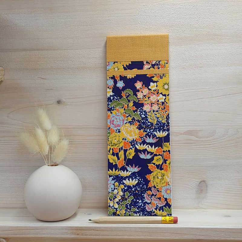 Bloc à listes aux feuillets détachables recouvert de papier japonais floraux sur un fond indigo
