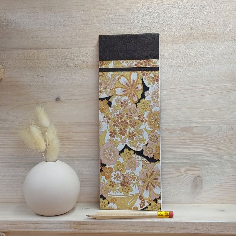 Bloc à listes aux feuillets détachables recouverts de papier japonais au motif floral d'esprit vintage dans les tons beige, doré et marron.