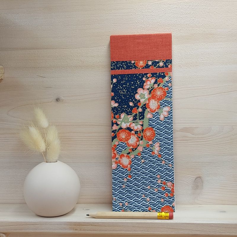 Bloc à listes aux feuillets détachables recouverts de papier japonais bleu profond au motif de vagues blanches et de fleurs de pruniers rouges et roses