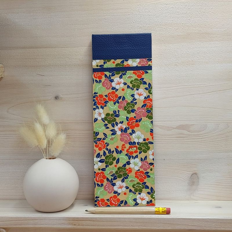 Bloc à listes aux feuillets détachables recouverts de papier japonais doré décoré de fleurs de pruniers rouges, roses, blanches, vertes et kaki