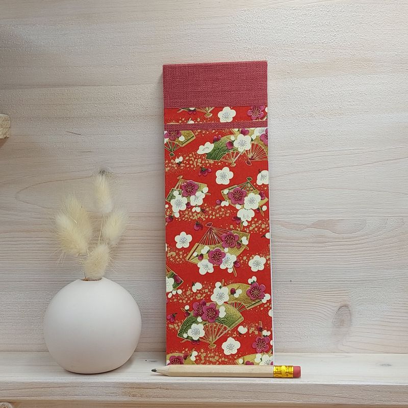 Bloc à listes aux feuillets détachables recouverts de papier japonais au motif d'éventails dans les tons bordeaux, rouge et doré