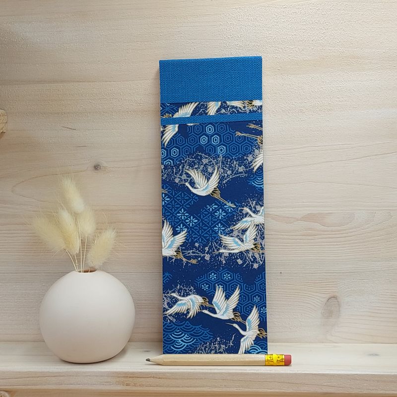 Bloc à listes aux feuillets détachables recouverts de papier japonais au motif de grues royales sur fond bleu, avec une touche argentée
