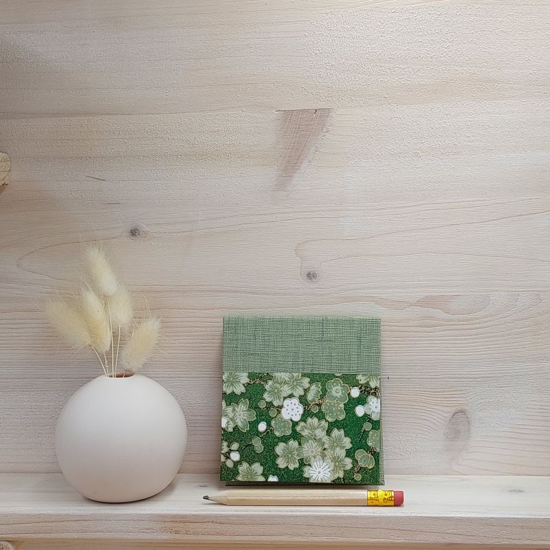 Etui pour bloc à post it de taille standard recouvert de papier japonais au motif de fleurs de sakura vertes