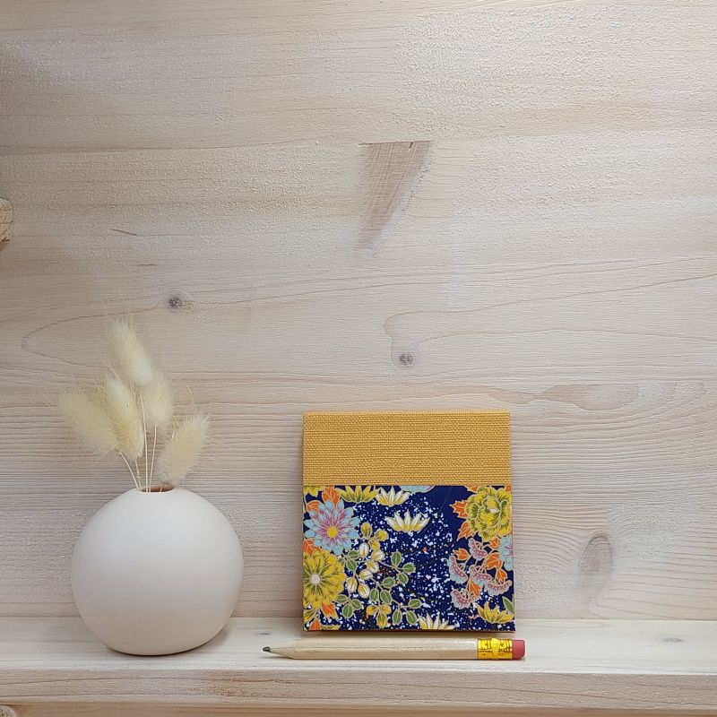 Etui pour bloc à post it de taille standard recouvert de papier japonais indigo au motif floral multicolore