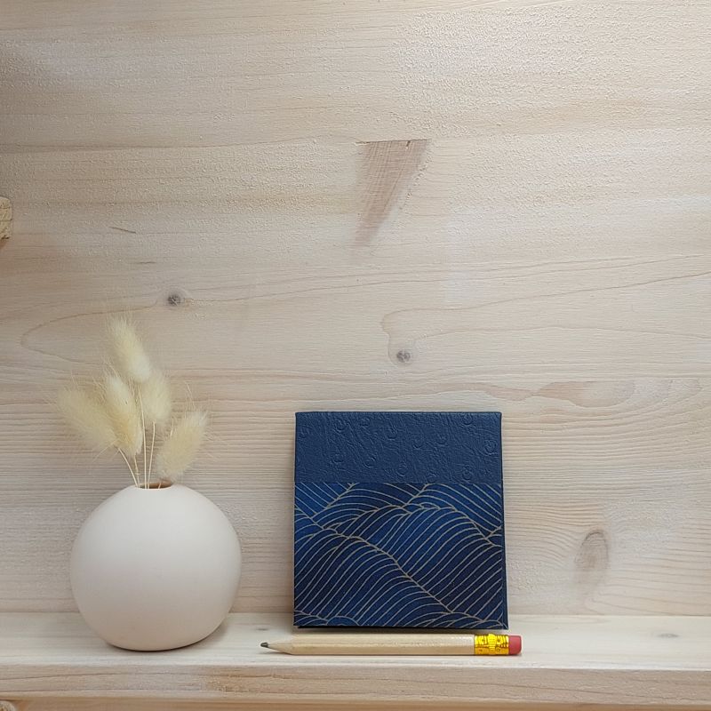 Etui pour bloc à post it de taille standard recouvert de papier japonais bleu nuit au motif de vagues dorées