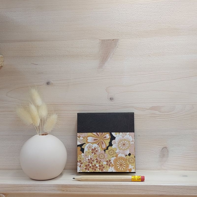 Etui pour bloc à post it de taille standard recouvert de papier japonais au motif de fleurs à l'esprit vintage dans les tons beiges, dorés et marron