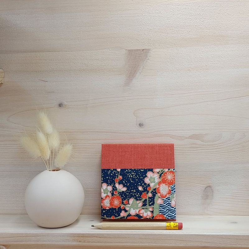 Etui pour bloc à post it de taille standard recouvert de papier japonais bleu nuit au motif de fleurs de pruniers rouges et roses