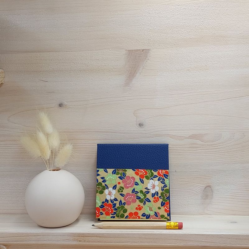 Etui pour bloc à post it de taille standard recouvert de papier japonais doré au motif de fleurs de pruniers rouge, roses, blanches ou vertes