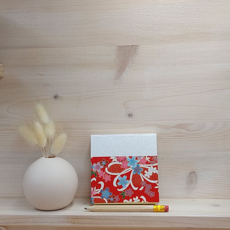Etui pour bloc à post it de taille standard recouvert de papier japonais rouge au motif de rubans blancs et de fleurs bleues, roses ou mauves