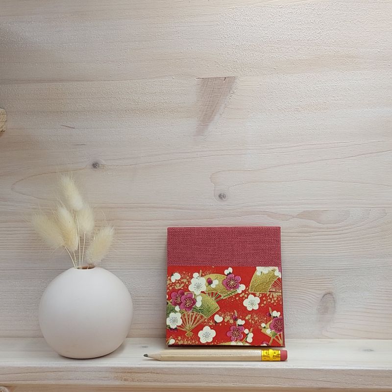 Etui pour bloc à post it de taille standard recouvert de papier japonais au motif d'éventails dans les tons rouges, bordeaux et or