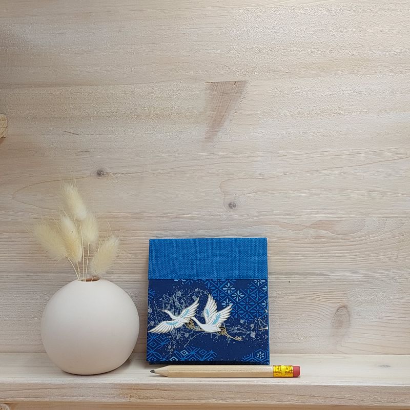 Etui pour bloc à post it de taille standard recouvert de papier japonais au motif de grues royales du Japon sur fond bleu.